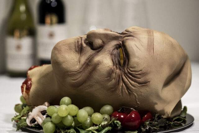 Jaarlijks terugkerende opdracht bij de fotoclub is ‘De rode draad’ waarbij alle leden beurtelings exact hetzelfde voorwerp ter beschikking krijgen gedurende één week. Taak is om in die week geheel naar eigen idee een foto te maken met dat onderwerp.